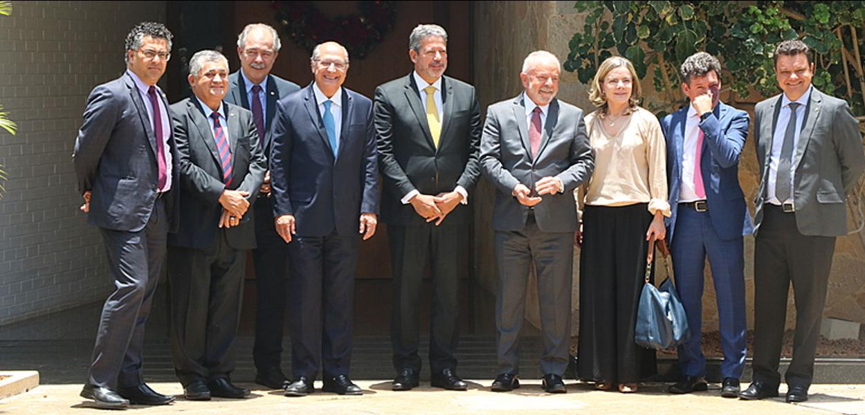 Lula e Alckmin com o presidente da Câmara e deputados