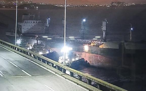 Navio se choca contra a ponte Rio-Niteroi