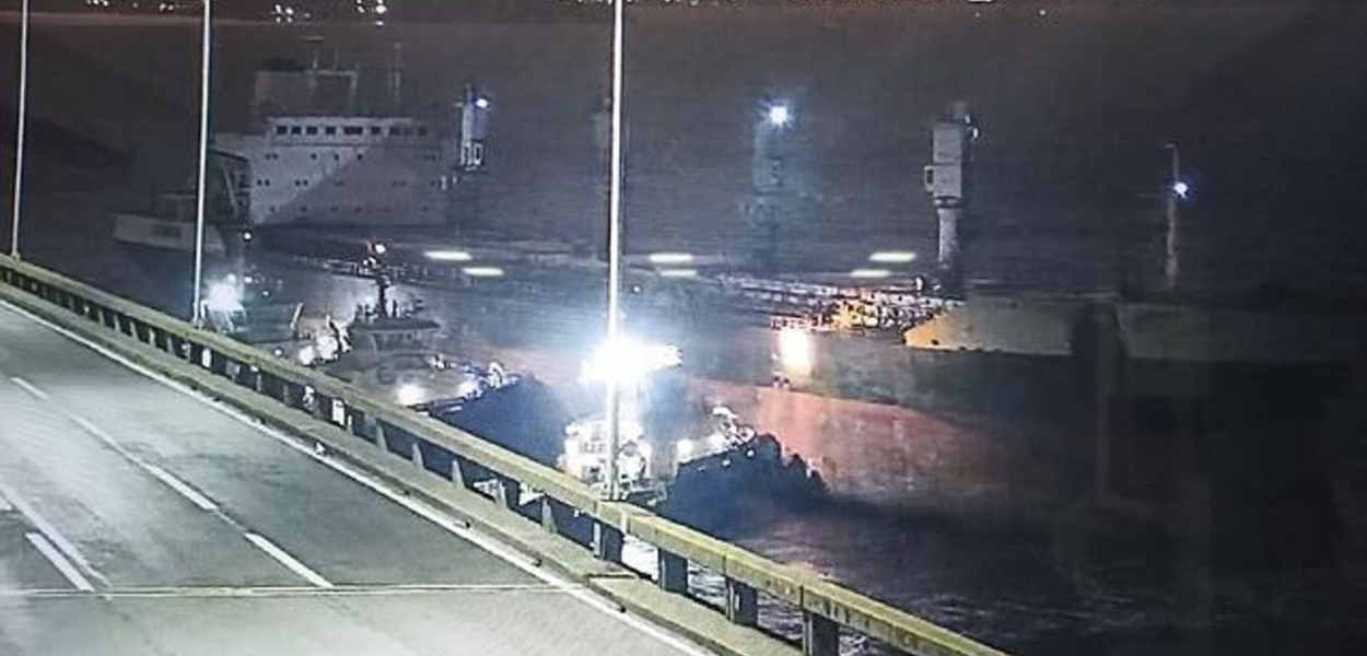 Navio se choca contra a ponte Rio-Niteroi