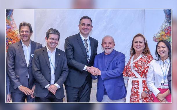 Lula e Rodrigo Pacheco se cumprimentando junto com outras lideranças