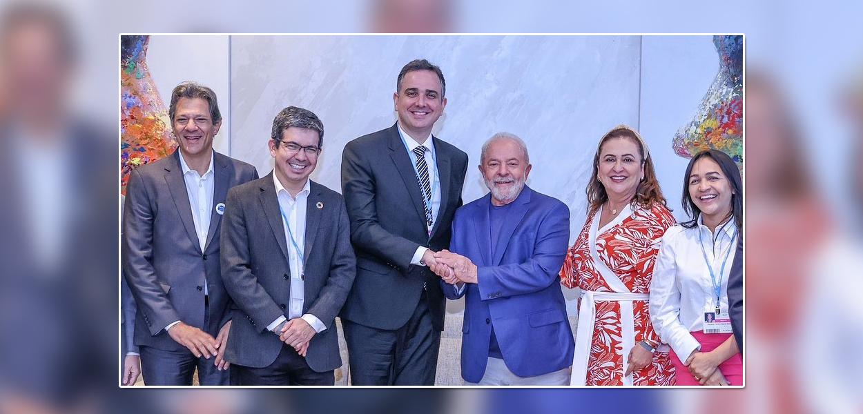 Lula e Rodrigo Pacheco se cumprimentando junto com outras lideranças