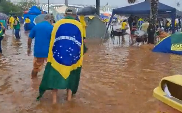 Acampamento de bolsonaristas golpistas em Brasília fica alagado após forte chuva