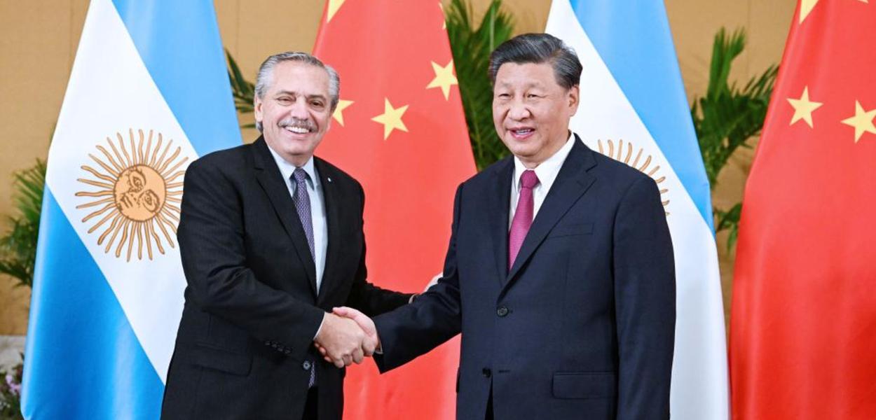 Presidentes Alberto Fernández, da Argentina (à esq.), e Xi Jinping (China)