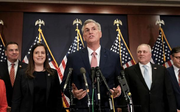 O líder republicano da Câmara, Kevin McCarthy, fala aos repórteres, 15 de novembro de 2022