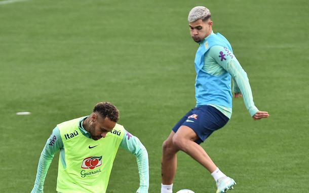 Neymar e Bruno Guimarães em treino da seleção brasileira em Turim 15/11/2022