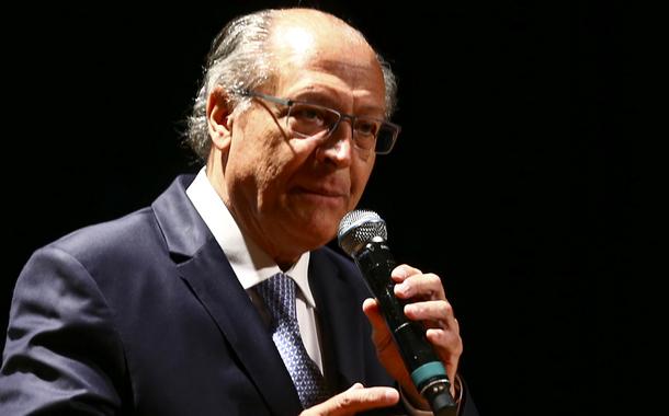 O vice-presidente eleito, Geraldo Alckmin, durante reunião com parlamentares das bancadas aliadas na sede do governo de transição no Centro Cultural Banco do Brasil (CCBB)