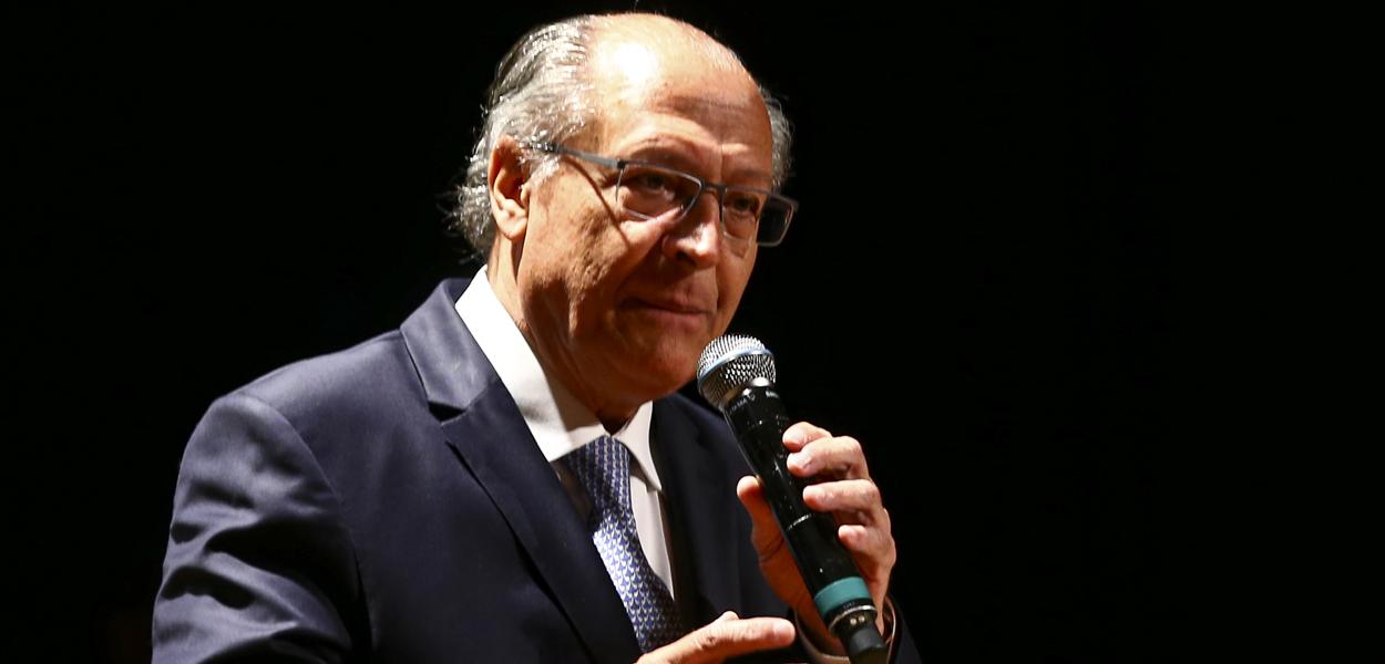 O vice-presidente eleito, Geraldo Alckmin, durante reunião com parlamentares das bancadas aliadas na sede do governo de transição no Centro Cultural Banco do Brasil (CCBB)