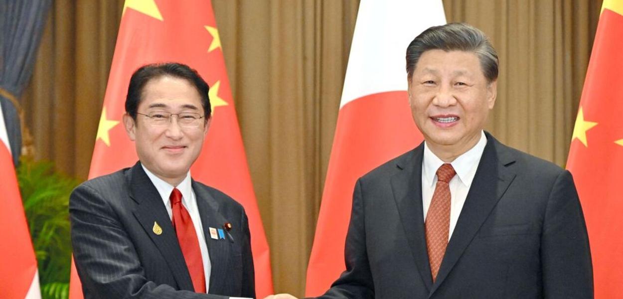 Fumio Kishida e Xi Jinping se reúnem em Bangkok
