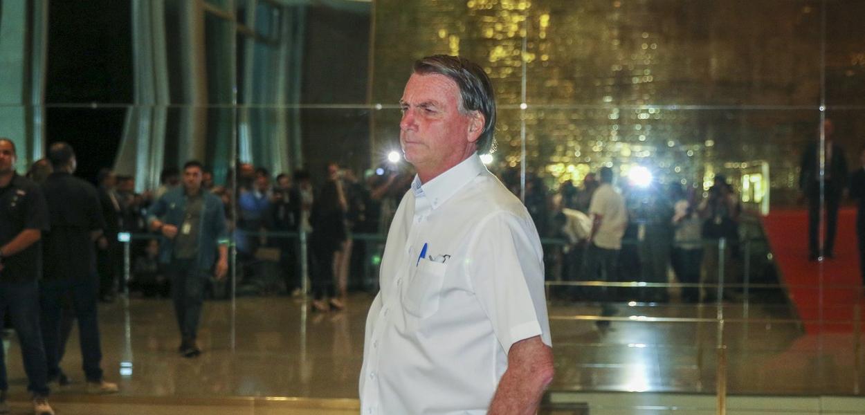 Jair Bolsonaro fala à imprensa no Palácio da Alvorada