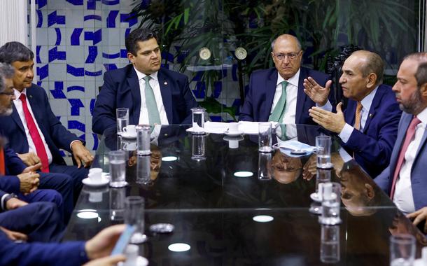 Vice-presidente eleito Geraldo Alckmin entrega minuta de PEC da Transição ao Senado