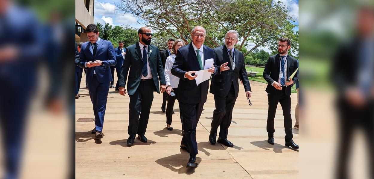 Geraldo Alckmin (gravata verde), coordenador da equipe de transição