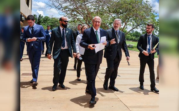 Geraldo Alckmin (gravata verde), coordenador da equipe de transição