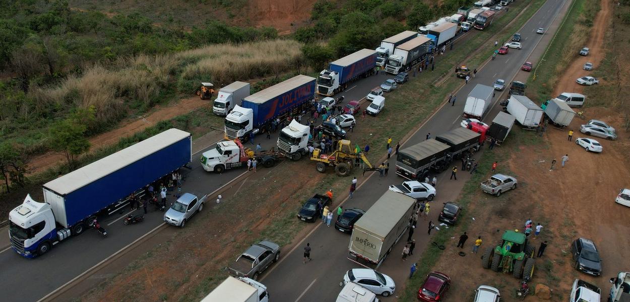 Caminhoneiros apoiadores de Jair Bolsonaro em Abadiânia (GO) protestam contra vitória de Luiz Inácio Lula da Silva