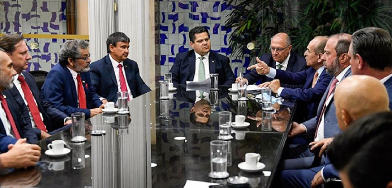 Lideranças do PT fizeram reunião com o relator do Orçamento. Marcelo Castro já se mostrou favorável à PEC