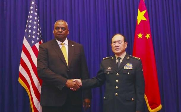 Wei Fenghe, ministro da Defesa da China, e Lloyd Austin, chefe do Pentágono