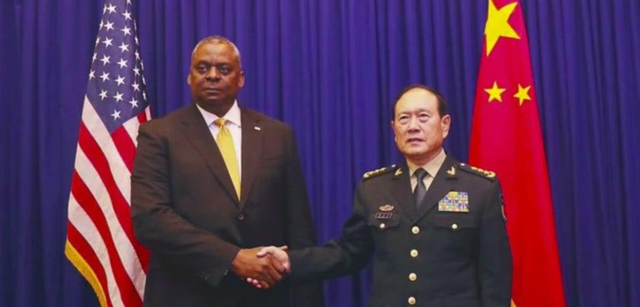 Wei Fenghe, ministro da Defesa da China, e Lloyd Austin, chefe do Pentágono