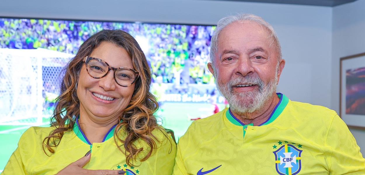 Janja e Lula com a camisa da Seleção Brasileira