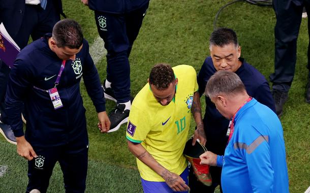 Neymar mostra o tornozelo direito inchado após partida Brasil x Sérvia na Copa