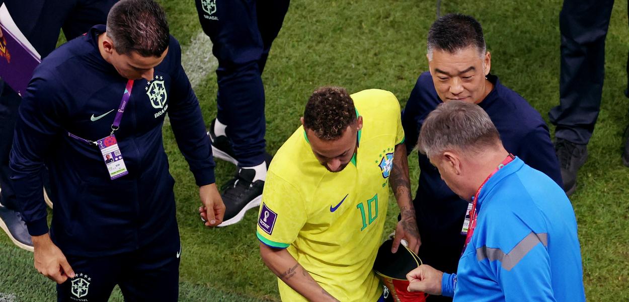 Neymar mostra o tornozelo direito inchado após partida Brasil x Sérvia na Copa