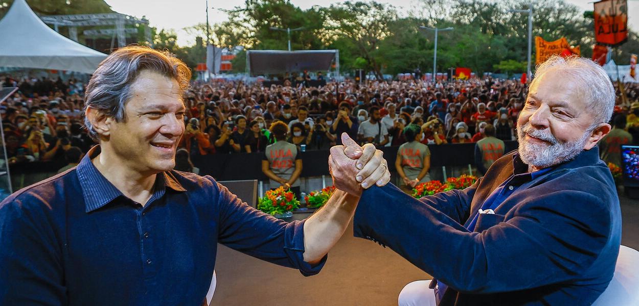 Fernando Haddad (à esq.) e Luiz Inácio Lula da Silva