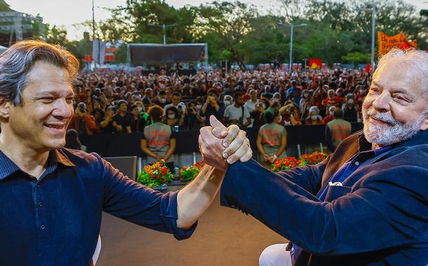 Fernando Haddad (à esq.) e Luiz Inácio Lula da Silva