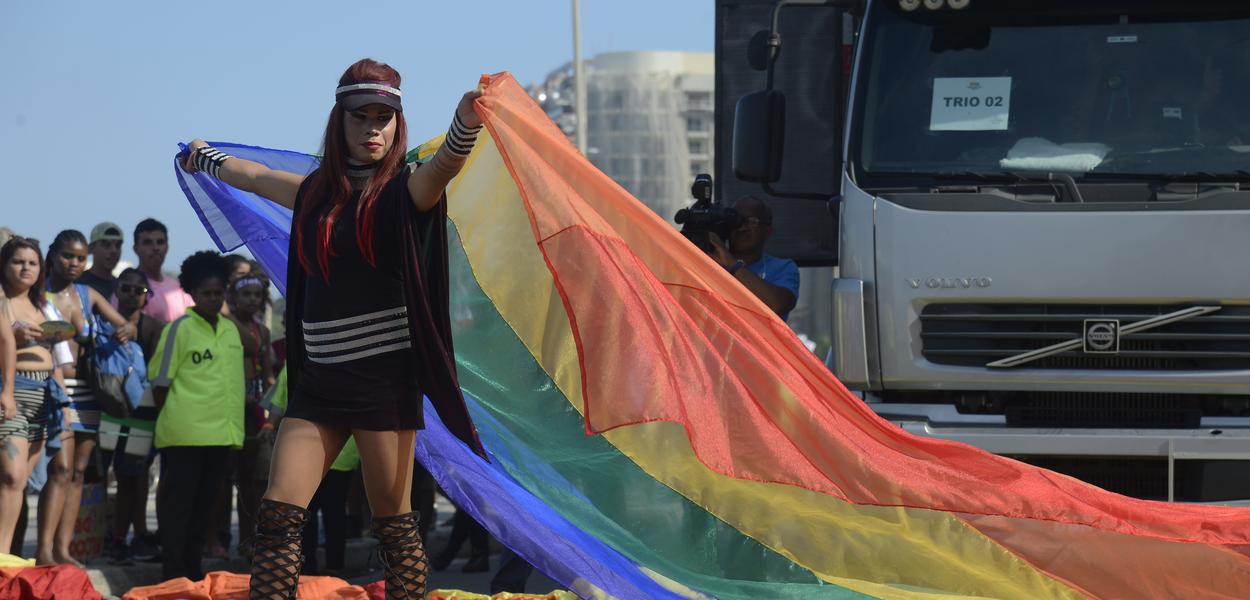23ª parada do Orgulho LGBTI lota a Praia de Copacabana; na zona sul do Rio de Janeiro