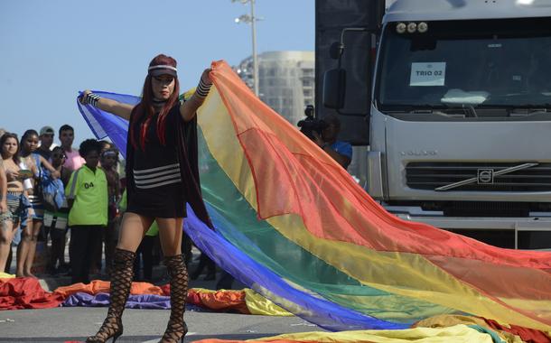 23ª parada do Orgulho LGBTI lota a Praia de Copacabana; na zona sul do Rio de Janeiro
