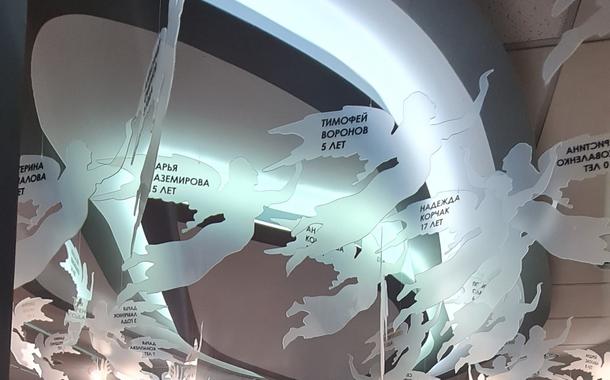 Figuras de anjos com nomes e idades de crianças mortas no Donbas desde 2014, no Museu da Vitória, em Moscou