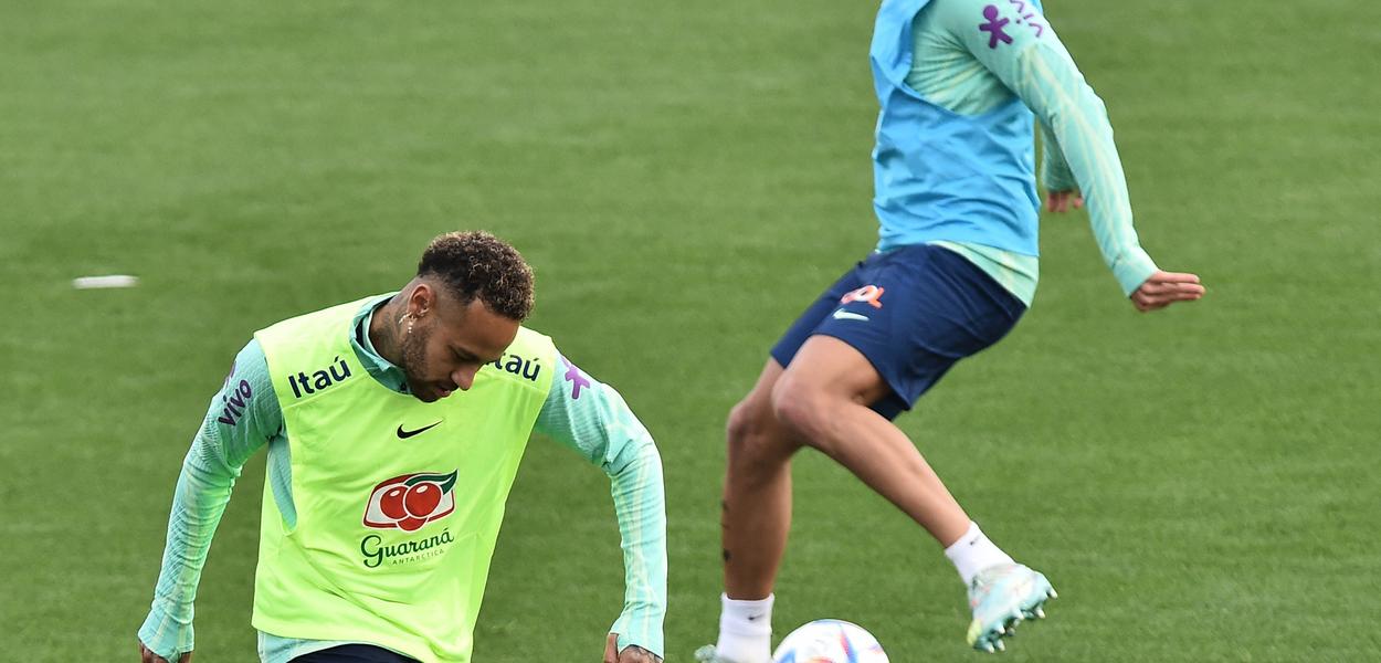 Neymar e Bruno Guimarães em treino da seleção brasileira em Turim 15/11/2022