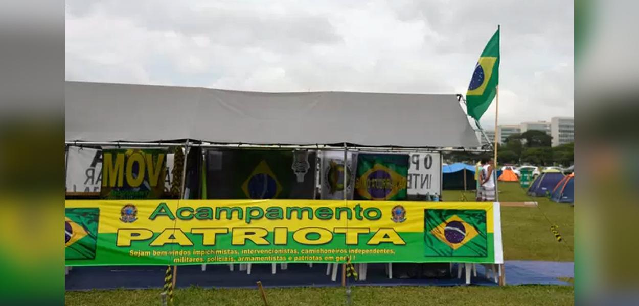 Manifestantes acampados em gramado diante do Congresso