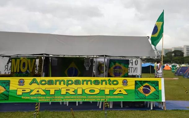 Manifestantes acampados em gramado diante do Congresso