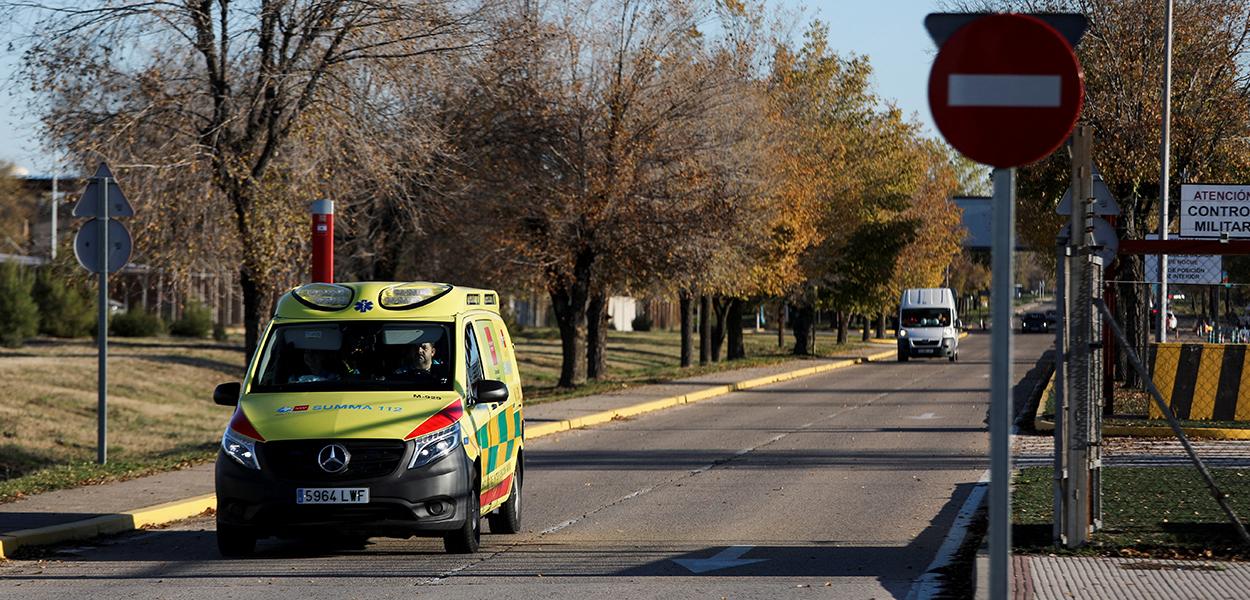 Ambulância é vista saindo da base da Força Aérea de Torrejon de Ardoz depois que um suposto artefato explosivo escondido em um envelope foi enviado para a base 1/12/2022