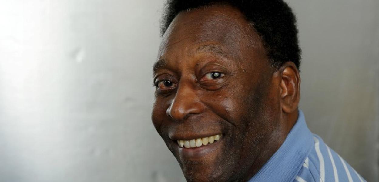 Pelé posa para foto durante entrevista em Nova York 26/04/2016