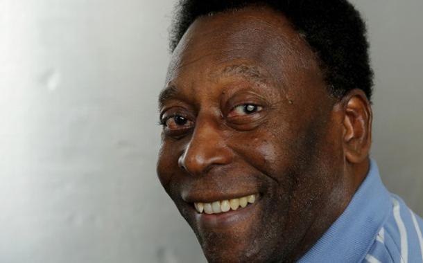 Pelé posa para foto durante entrevista em Nova York 26/04/2016