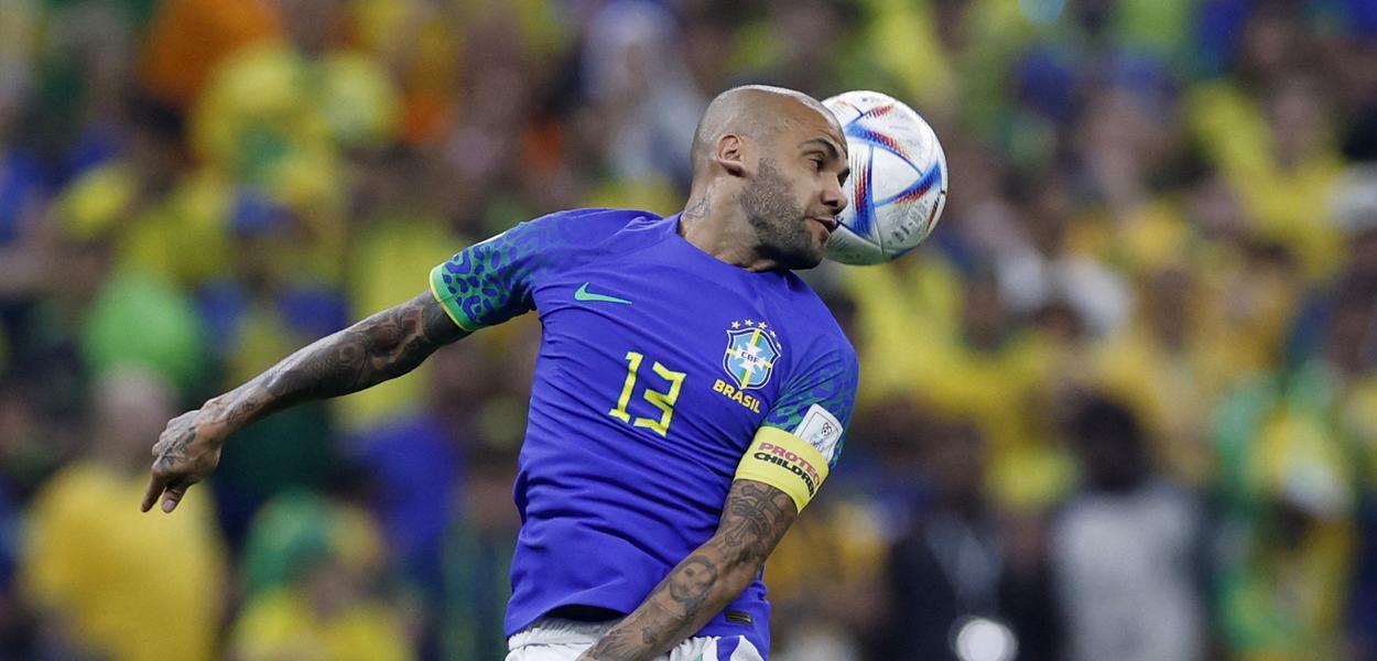 Daniel Alves em partida do Brasil contra Camarões02/12/2022