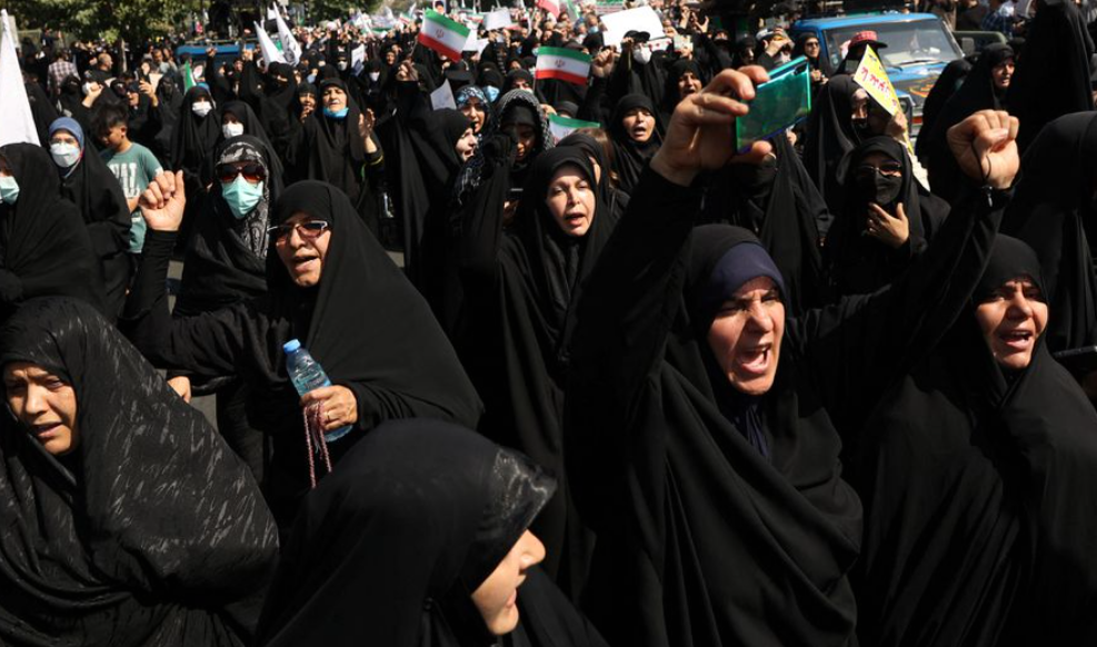 Mulheres pró-governo protestam contra a agitação social no Irã, em Teerã, Irã, 23 de setembro de 2022