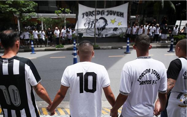 Torcida do Santos em frente ao hospital Albert Einstein (SP)