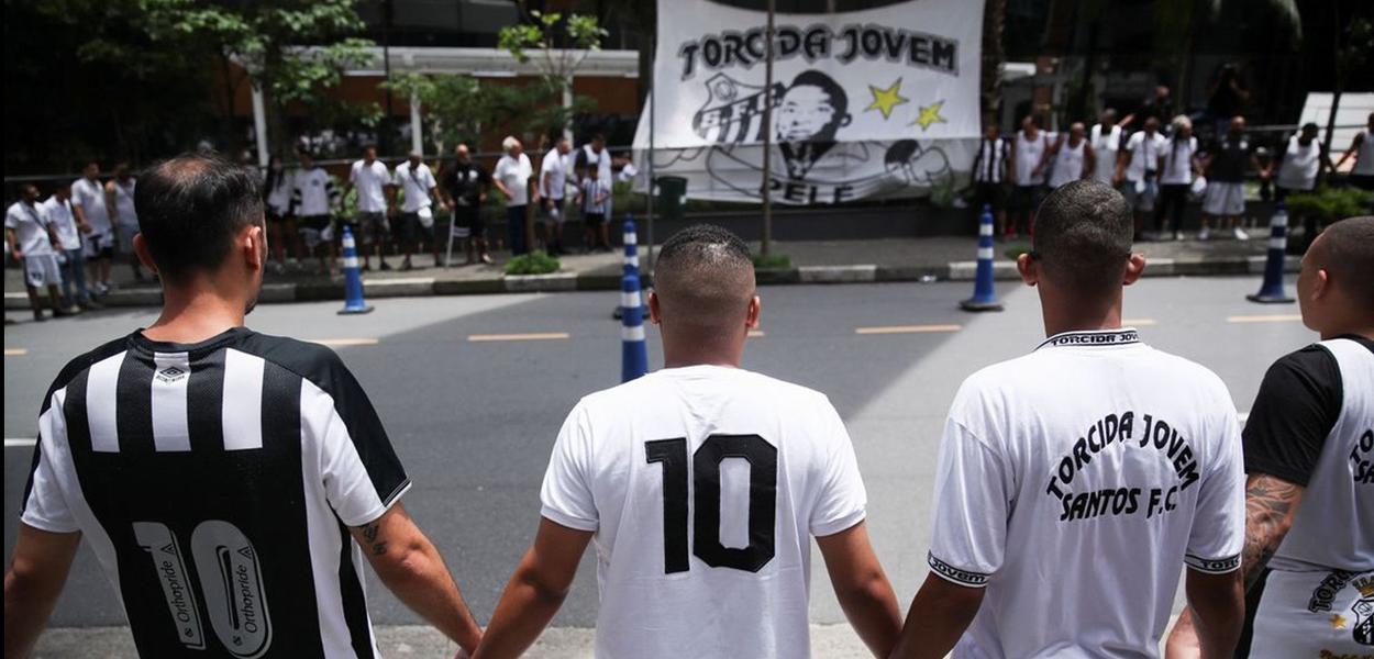 Torcida do Santos em frente ao hospital Albert Einstein (SP)