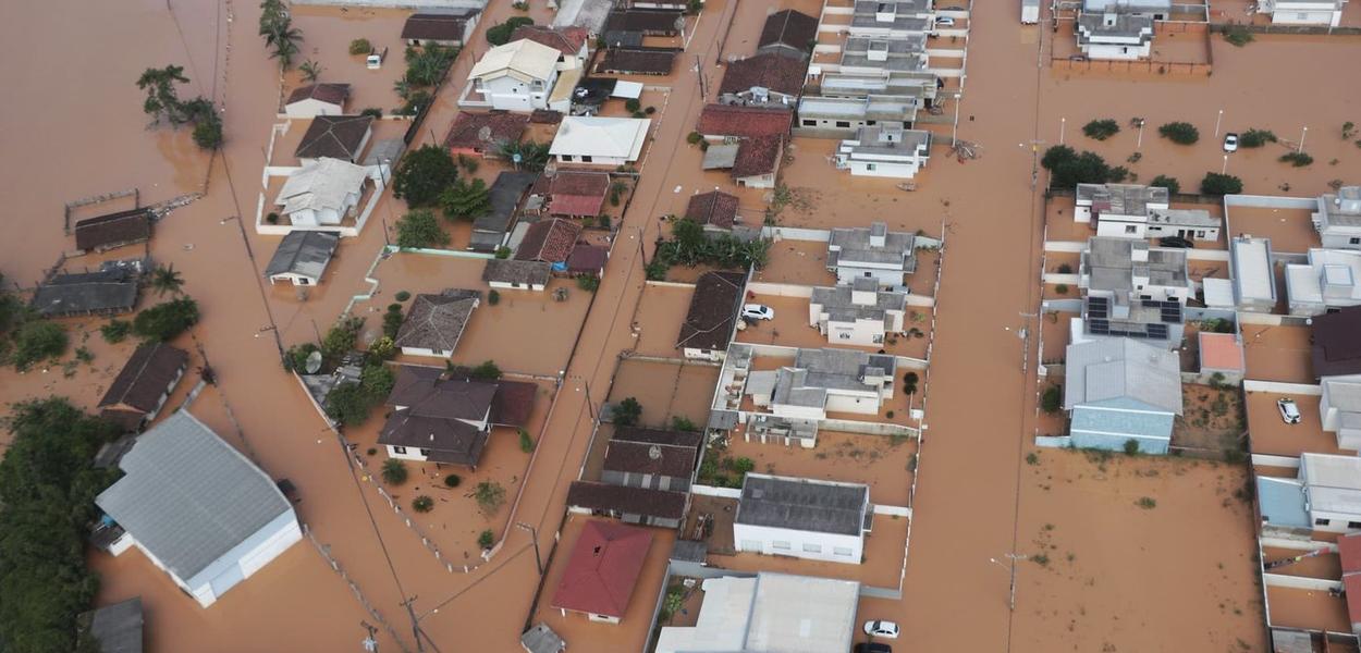 Chuvas causaram enchentes na cidade de São João Batista (Santa Catarina)