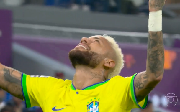 Neymar marcou de pênalti para ampliar o placar