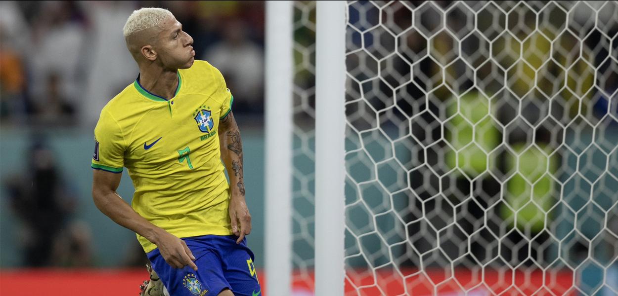 Neymar marcou de pênalti para ampliar o placar