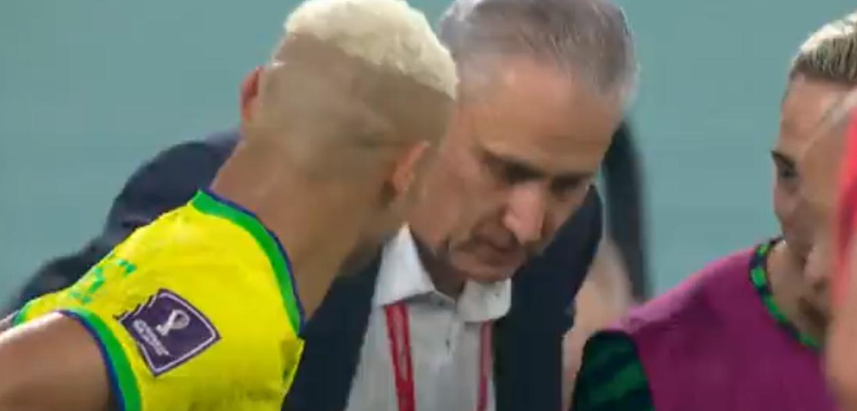 Richarlison (cabelo loiro) e o técnico Tite (terno)