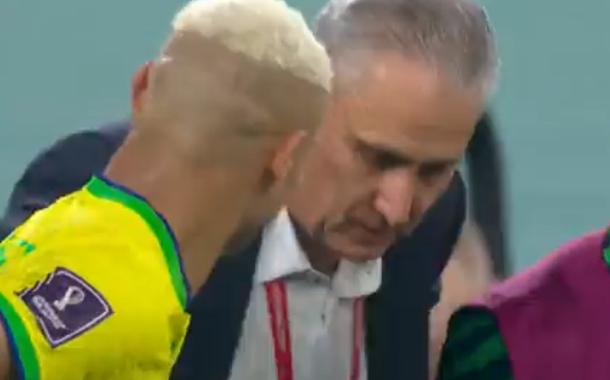 Richarlison (cabelo loiro) e o técnico Tite (terno)