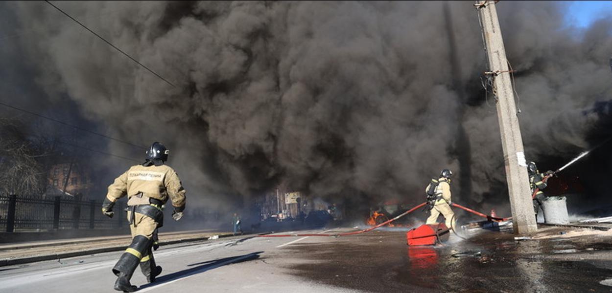 Bombeiros trabalhando depois que as forças de Kiev bombardearam o centro de Donetsk, na Rússia