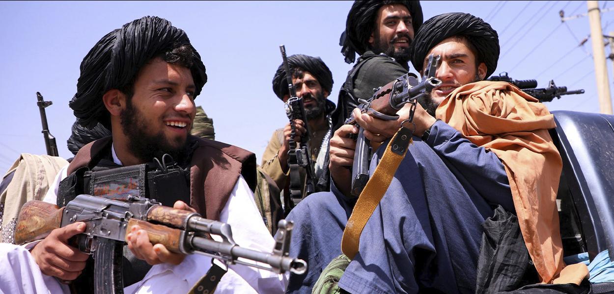 Forças do Talibã patrulham em frente ao Aeroporto Internacional Hamid Karzai em Cabul, Afeganistão, em 2 de setembro de 2021.