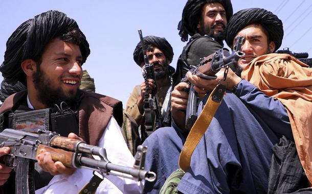 Forças do Talibã patrulham em frente ao Aeroporto Internacional Hamid Karzai em Cabul, Afeganistão, em 2 de setembro de 2021.