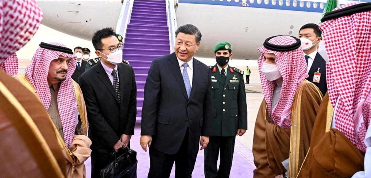 O presidente chinês Xi Jinping desembarca em Riad, na Arábia Saudita, em 7 de dezembro de 2022