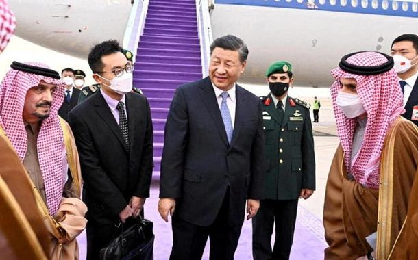 O presidente chinês Xi Jinping desembarca em Riad, na Arábia Saudita, em 7 de dezembro de 2022