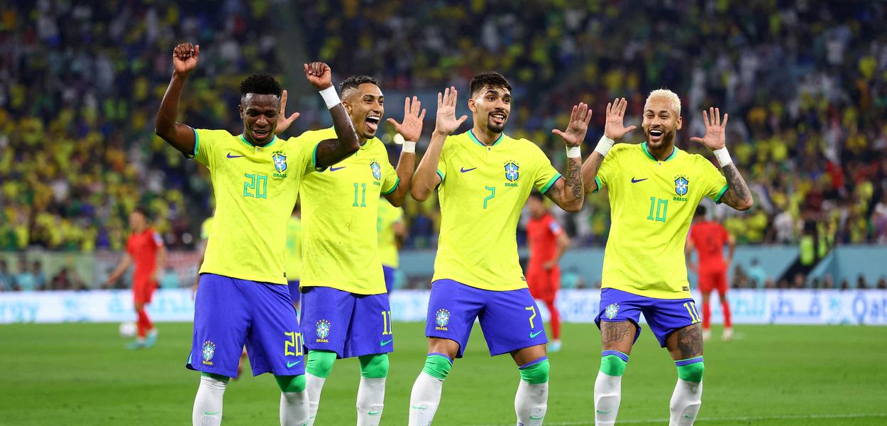 Vinícius Jr. dança com colegas da seleção brasileira para comemorar gol na goleada de 4 x 1 sobre a Coreia do Sul em 05/12/2022