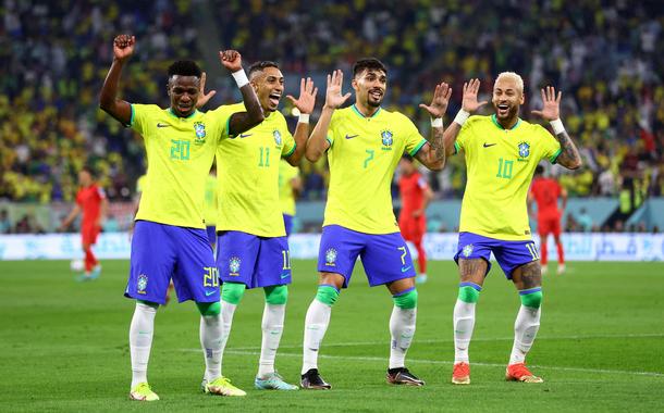 Vinícius Jr. dança com colegas da seleção brasileira para comemorar gol na goleada de 4 x 1 sobre a Coreia do Sul em 05/12/2022